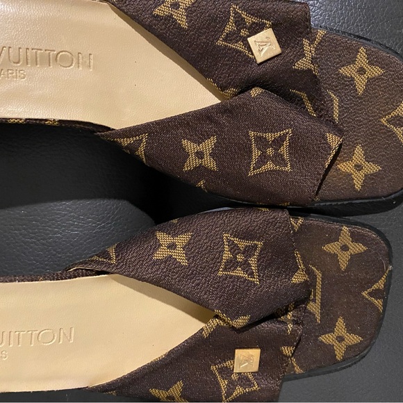 Luis Vuitton monogram slides size 8 - Picture 2 of 9